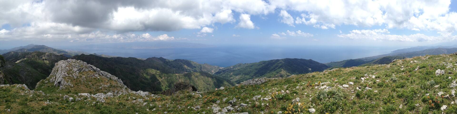 Panorama dello stretto da Monte Scuderi