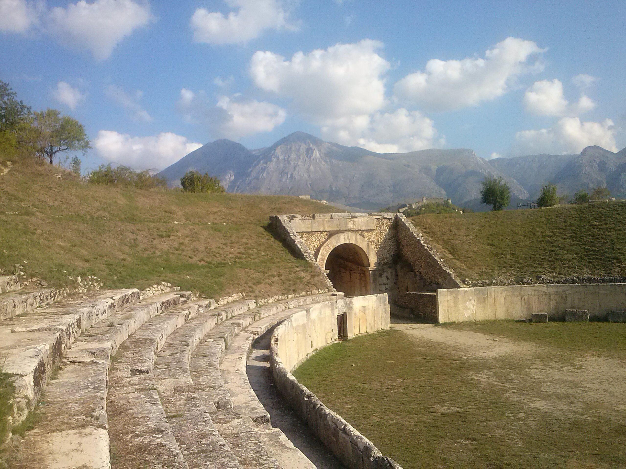 Scorcio fotografico dell'anfiteatro e del suo ingresso settentrionale