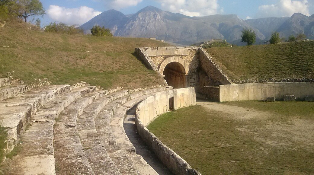 Scorcio fotografico dell'anfiteatro e del suo ingresso settentrionale