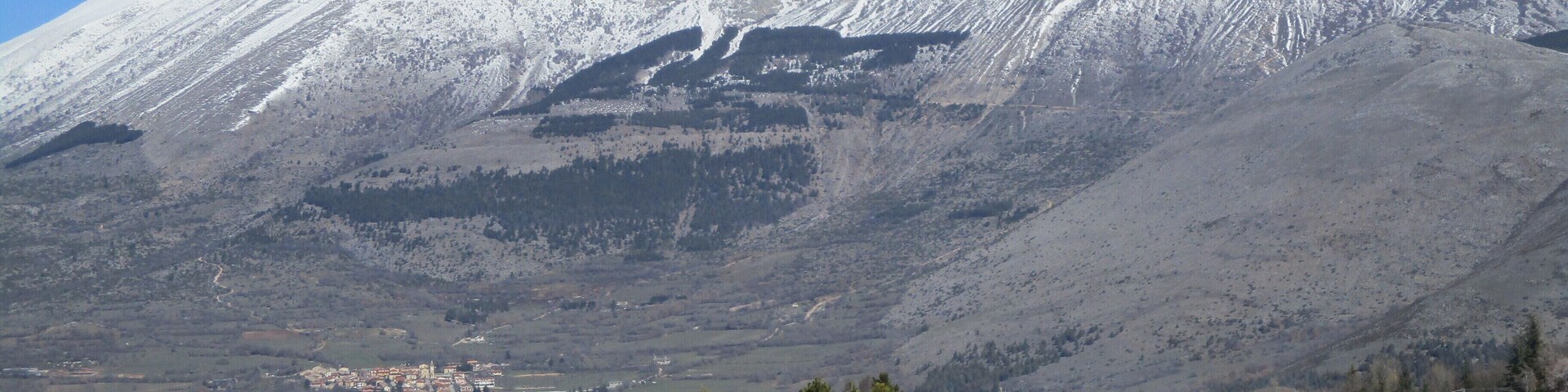 La frazione di Albe dominata dal monte Velino