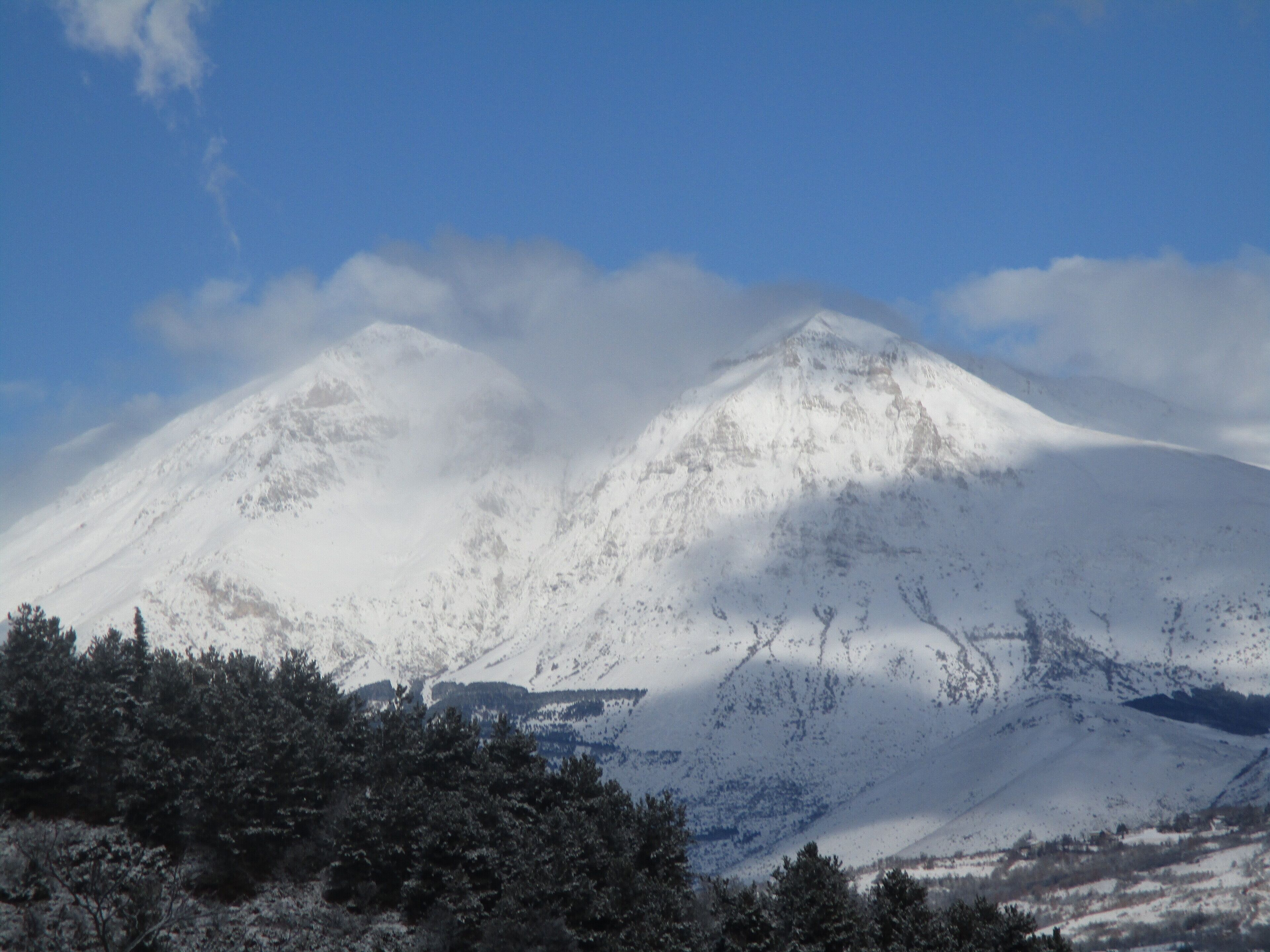 Le cime innevate del monte Velino