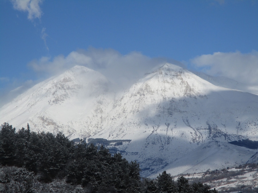 Le cime innevate del monte Velino