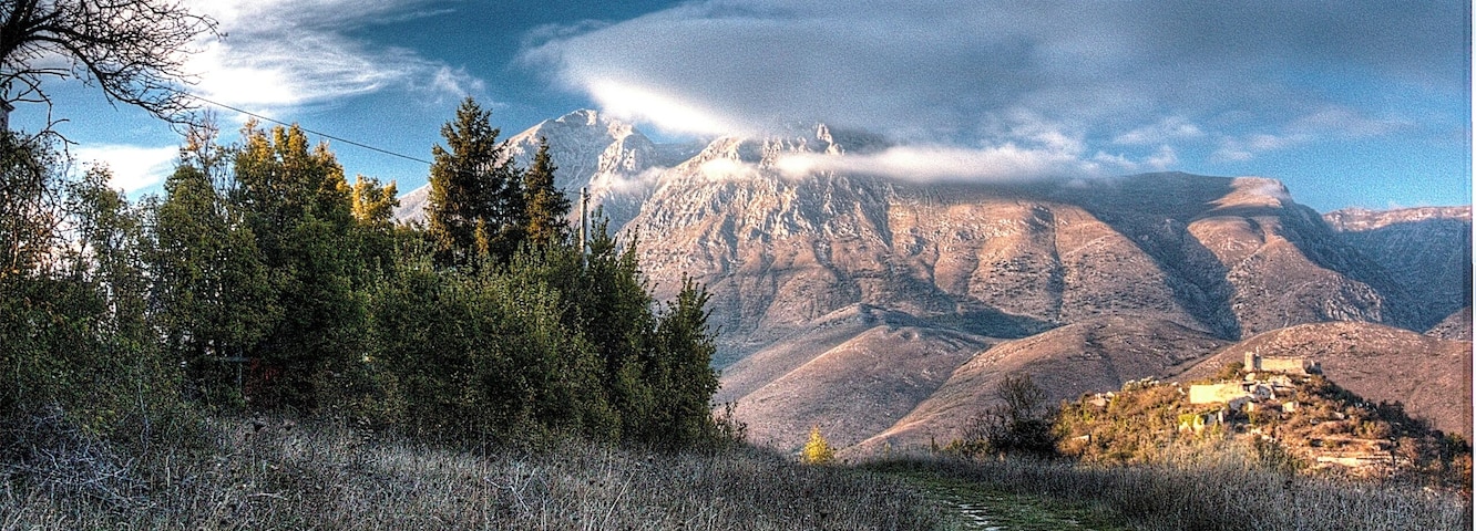 Vista dal colle Albense del Monte Velino e del Castello Medievale di Alba.