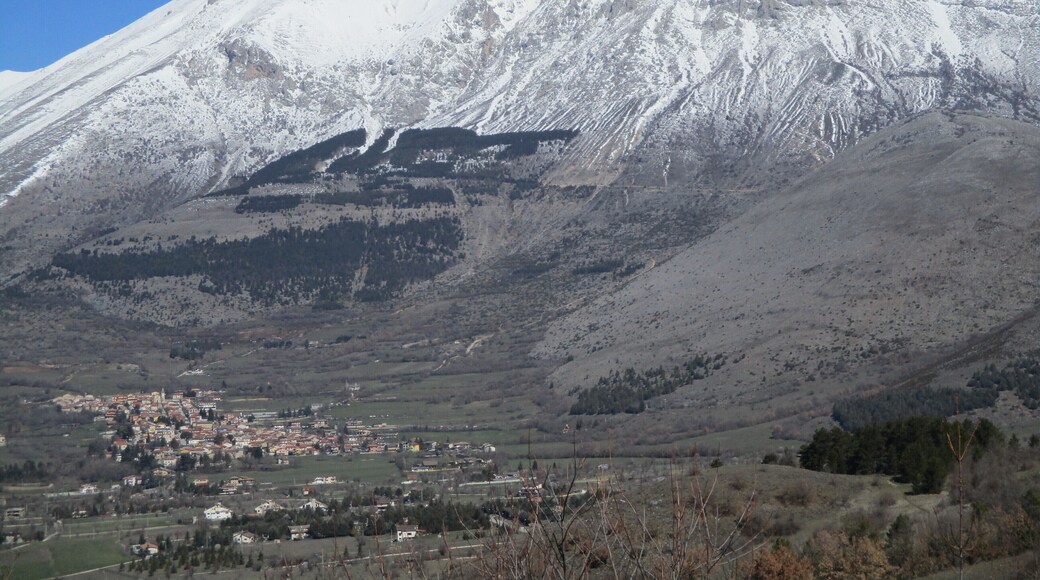 Massa d'Albe e il monte Velino innevato