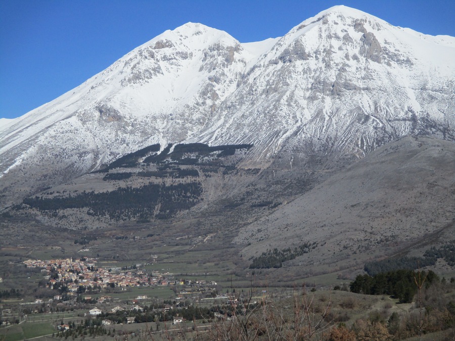Massa d'Albe e il monte Velino innevato