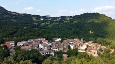 Un villaggio immerso in una valle, circondato da dolci colline.