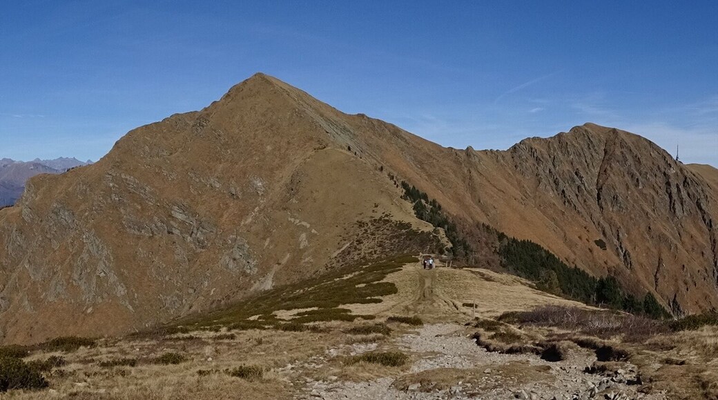 Blick zum Monte Tamaro (1960 m.ü.M.) mit seinen beiden Hauptgipfeln.