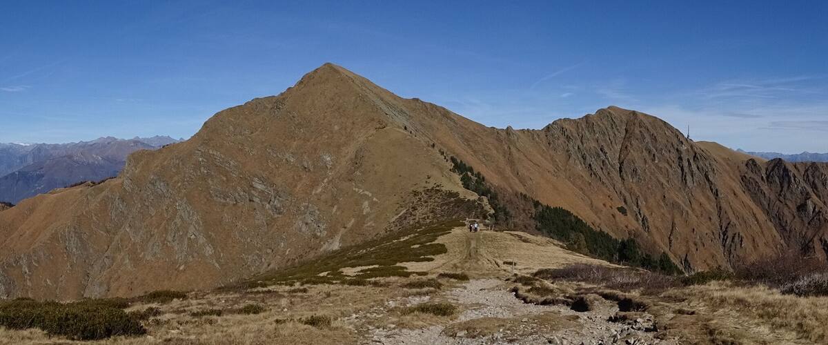 Blick zum Monte Tamaro (1960 m.ü.M.) mit seinen beiden Hauptgipfeln.