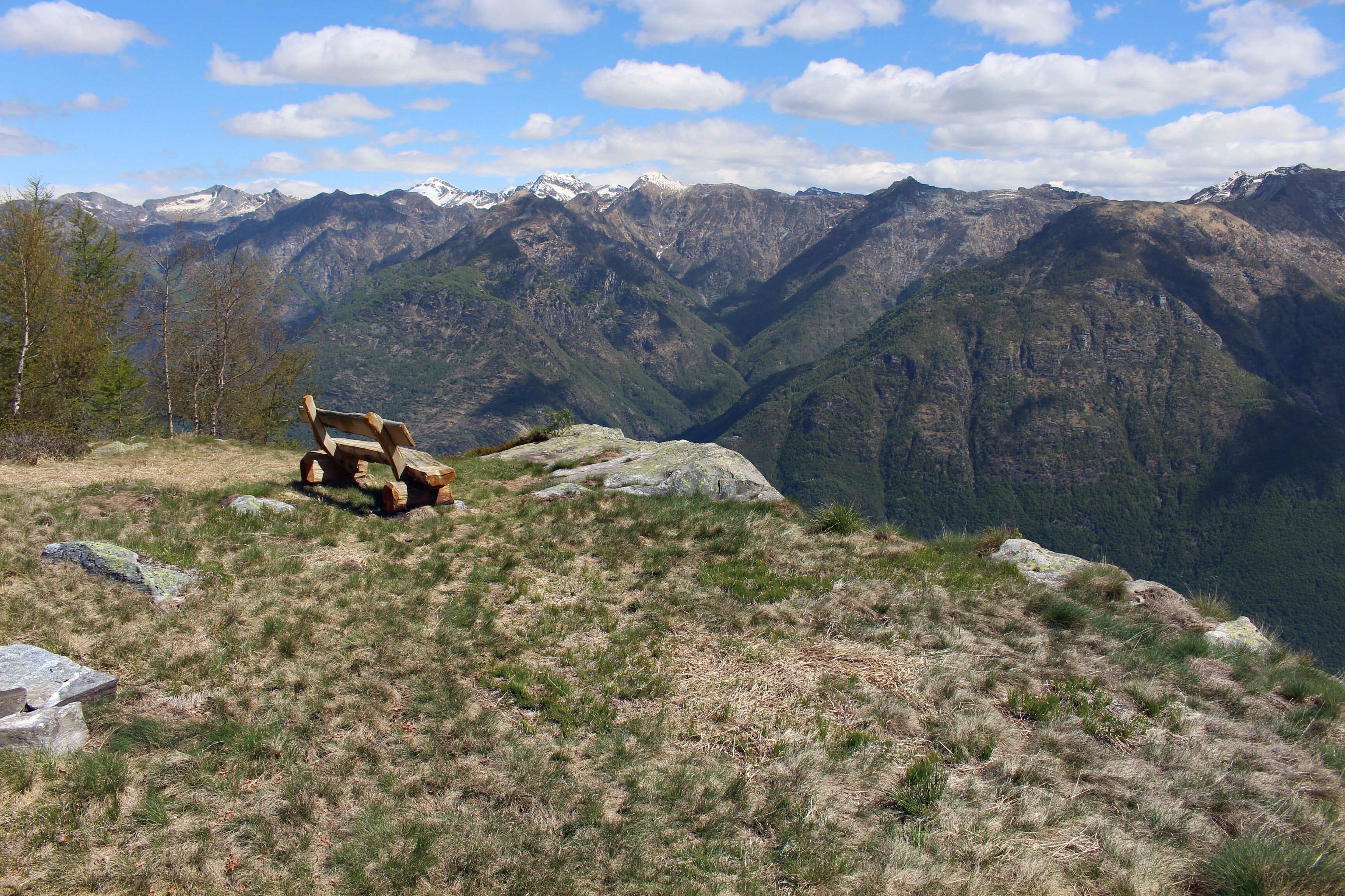 Rastplatz auf dem Gipfel des Monte Salmone (1559 m.ü.M.) im Schweizer Kanton Tessin. Der Berg erhebt sich genau zwischen den Tälern Valle Maggia und Valle Onsernone.