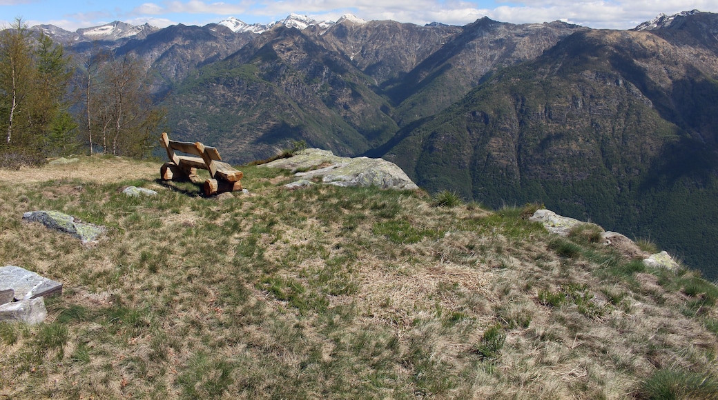 Rastplatz auf dem Gipfel des Monte Salmone (1559 m.ü.M.) im Schweizer Kanton Tessin. Der Berg erhebt sich genau zwischen den Tälern Valle Maggia und Valle Onsernone.