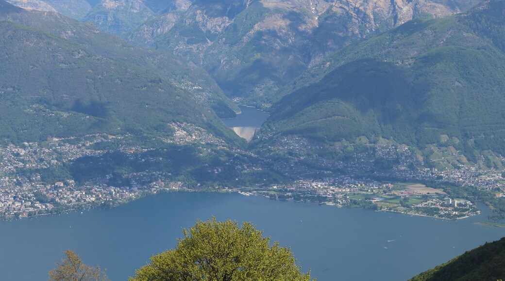 Auf dem Gipfel des Monte Paglione (1554 m.ü.M.) oberhalb des Lago Maggiore im Schweizer Kanton Tessin geht der Blick über den Lago Maggiore und Tenero bis in das Verzascatal mit seiner berühmten Talsperre.