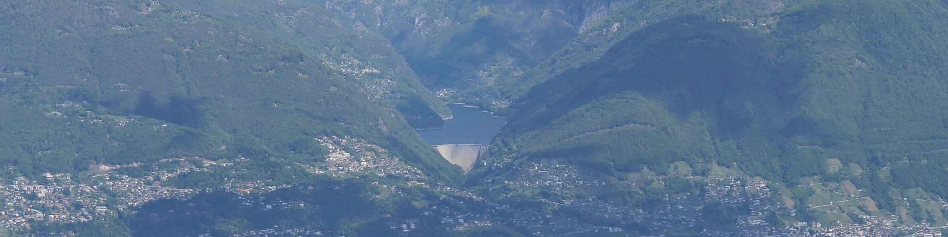 Auf dem Gipfel des Monte Paglione (1554 m.ü.M.) oberhalb des Lago Maggiore im Schweizer Kanton Tessin geht der Blick über den Lago Maggiore und Tenero bis in das Verzascatal mit seiner berühmten Talsperre.