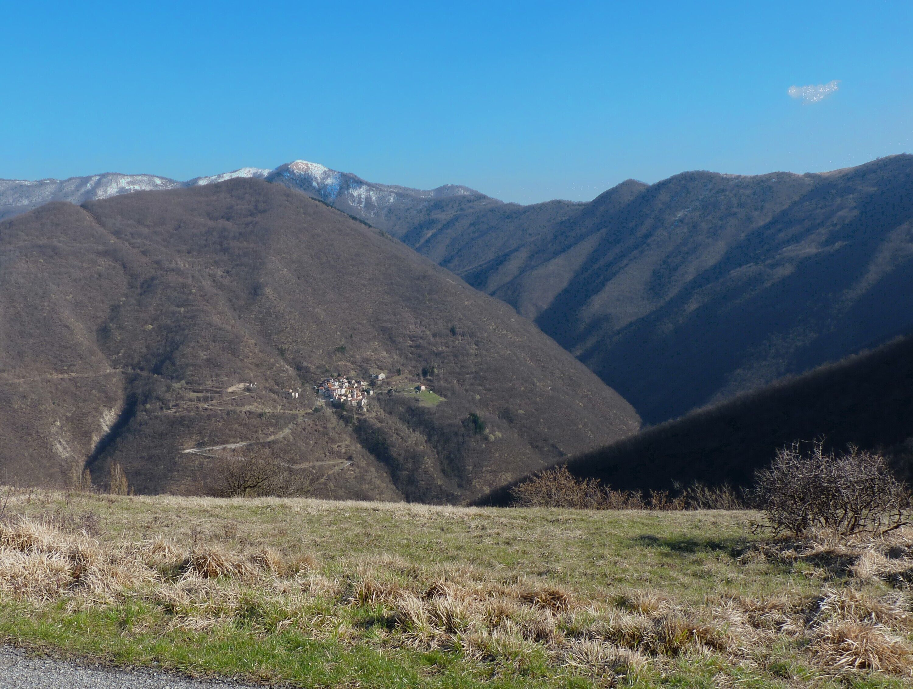 frazione Berga e sullo sfondo l'Antola ancora innevato