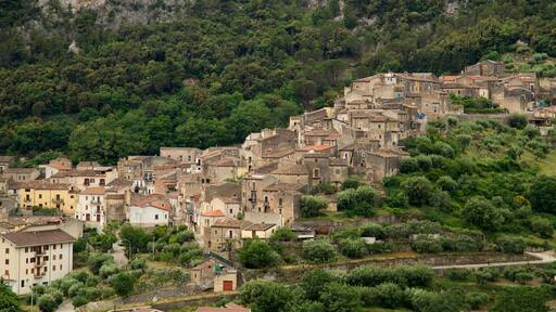 Civita fasiliteter samt liten by eller landsby