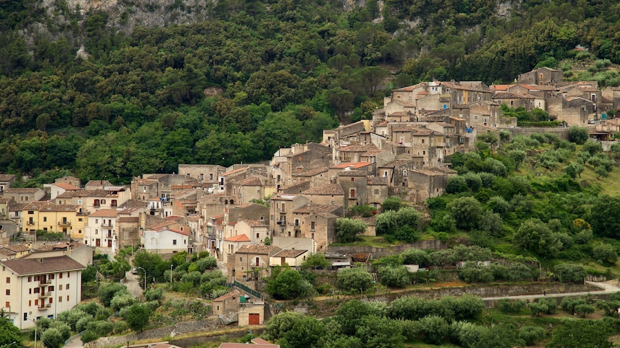 Civita showing a small town or village