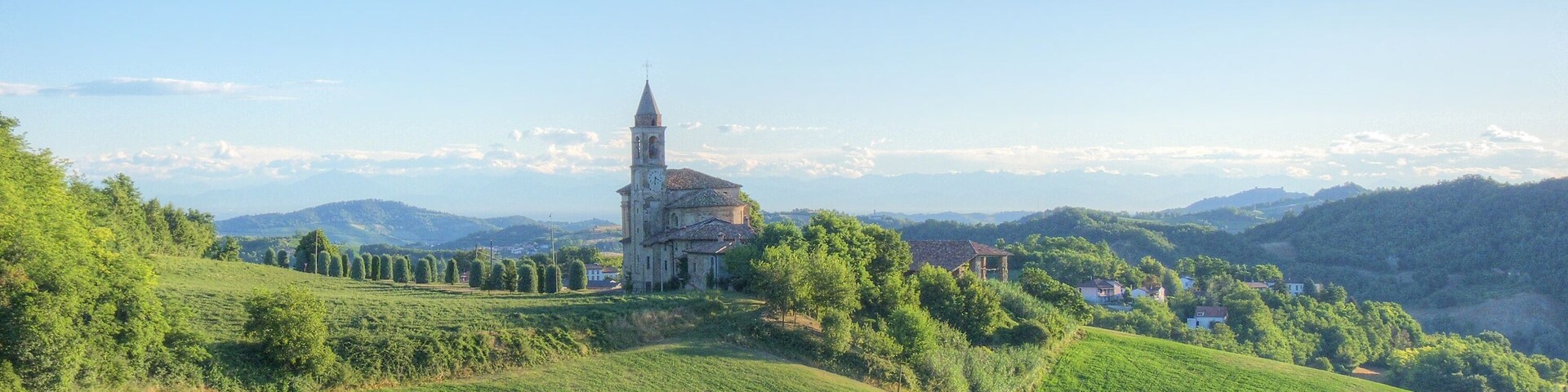 Una iglesia en una colina bajo un cielo despejado.