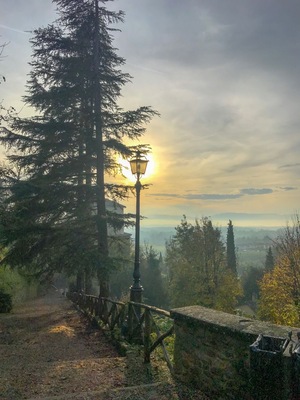 A very foggy day in a little town in Toscana one hour away from Florence.
#weekendgetaway #hiking #Golden #LifeAtExpedian