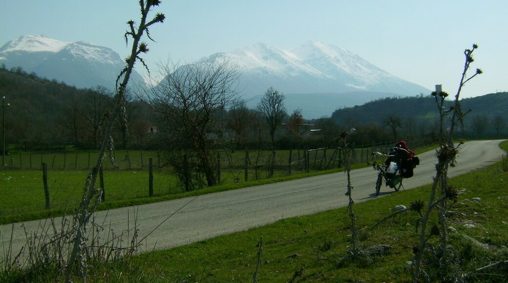 Le montagne circostante (Monti della Duchessa?) fotografate dalla strada provinciale 25, nel comune di Borgorose (provincia di Rieti, Lazio)