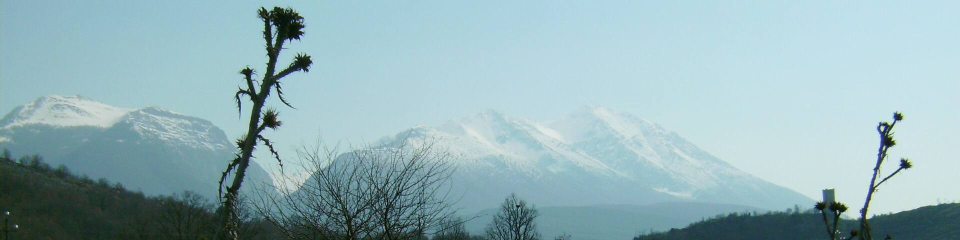 Le montagne circostante (Monti della Duchessa?) fotografate dalla strada provinciale 25, nel comune di Borgorose (provincia di Rieti, Lazio)