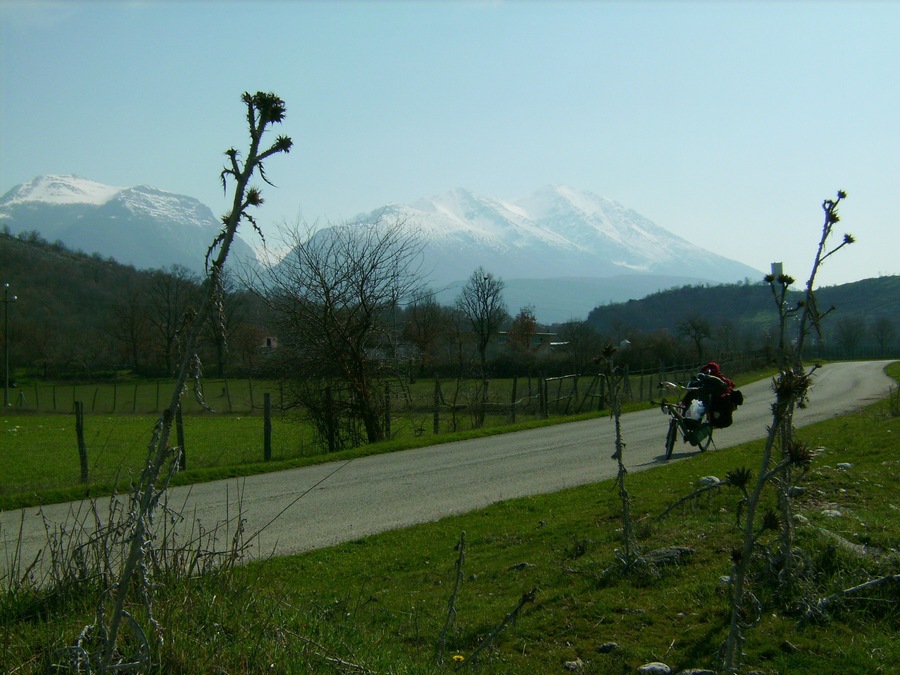 Le montagne circostante (Monti della Duchessa?) fotografate dalla strada provinciale 25, nel comune di Borgorose (provincia di Rieti, Lazio)