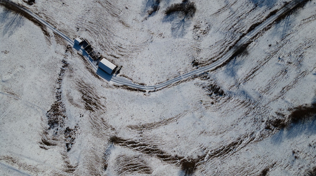Vista aerea campo montano innevato Piemonte