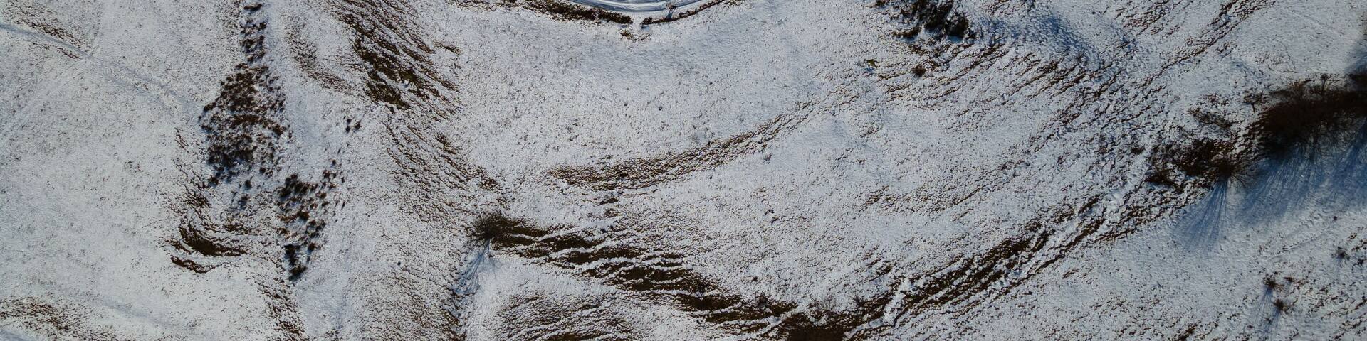 Vista aerea campo montano innevato Piemonte