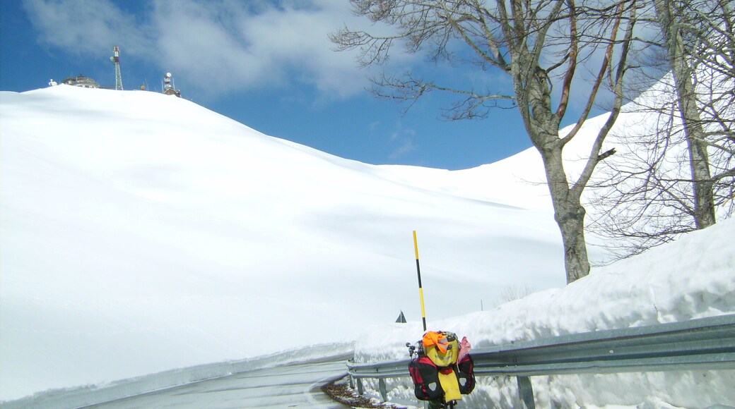 Il Monte Terminilluccio, sulla cui sommità è visibile la stazione della funivia che lo collega a Pian de' Valli, fotografato dalla strada provinciale 10, a 1675 metri di altezza, nel tratto tra Campoforogna e Rialto.