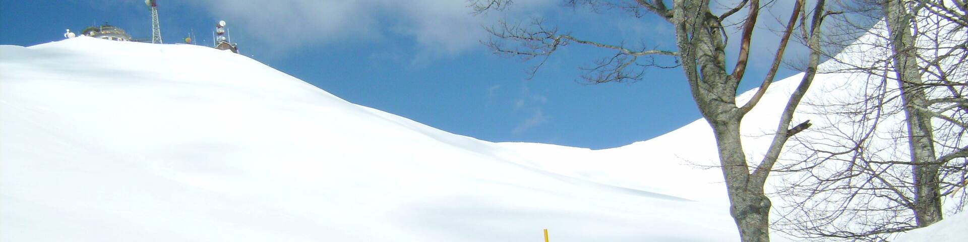Il Monte Terminilluccio, sulla cui sommità è visibile la stazione della funivia che lo collega a Pian de' Valli, fotografato dalla strada provinciale 10, a 1675 metri di altezza, nel tratto tra Campoforogna e Rialto.