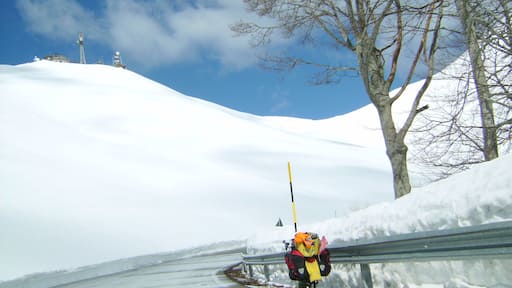 Il Monte Terminilluccio, sulla cui sommità è visibile la stazione della funivia che lo collega a Pian de' Valli, fotografato dalla strada provinciale 10, a 1675 metri di altezza, nel tratto tra Campoforogna e Rialto.