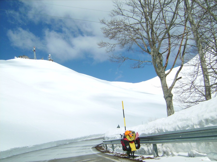 Il Monte Terminilluccio, sulla cui sommità è visibile la stazione della funivia che lo collega a Pian de' Valli, fotografato dalla strada provinciale 10, a 1675 metri di altezza, nel tratto tra Campoforogna e Rialto.