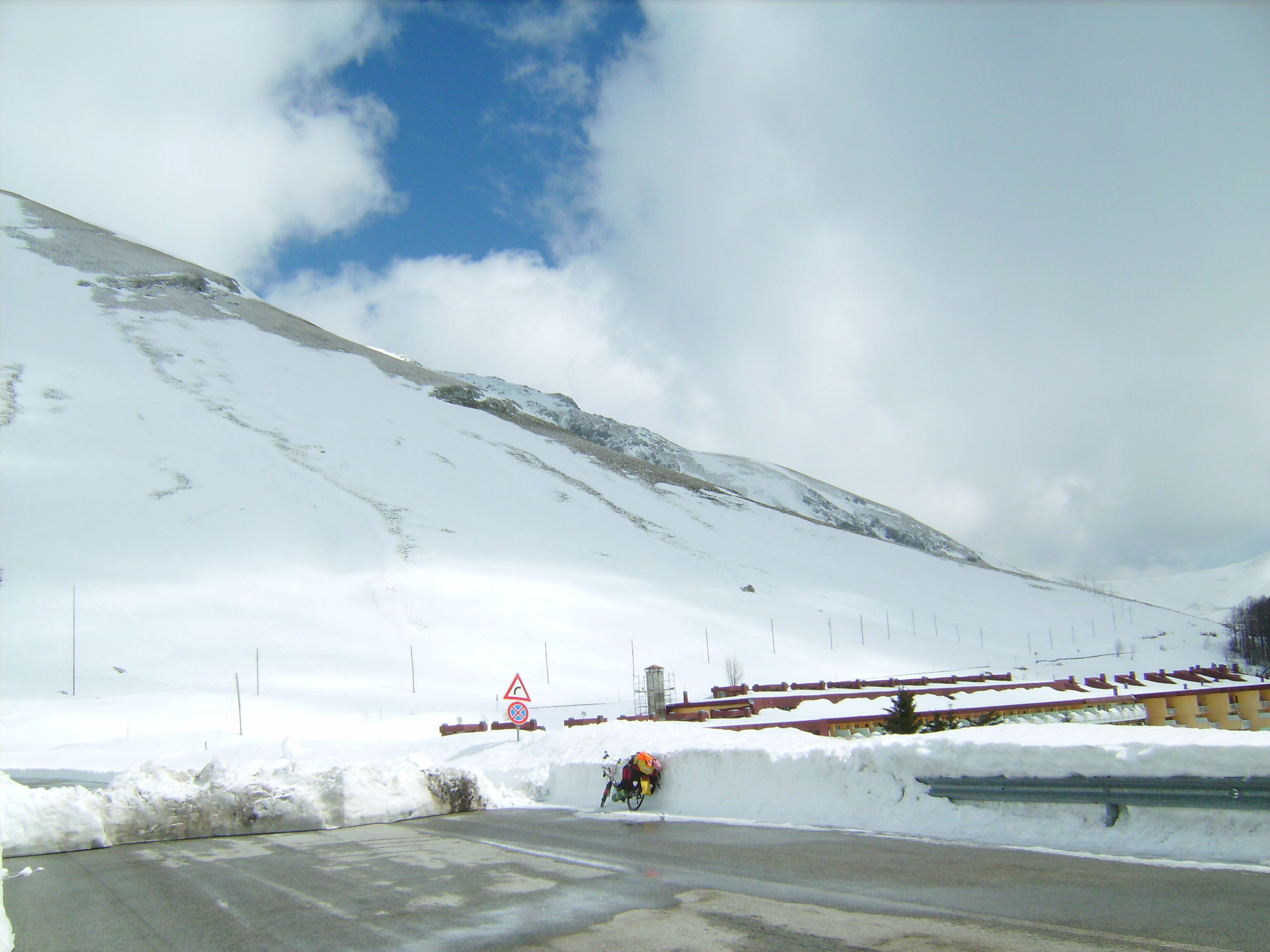 La strada provinciale 10 nei pressi di Rialto (1669 metri di altezza), sul Monte Terminillo, in salita verso la Sella di Leonessa. Sulla sinistra si trova la stazione della seggiovia che conduce al rifugio Massimo Rinaldi (a quota 2108 metri).