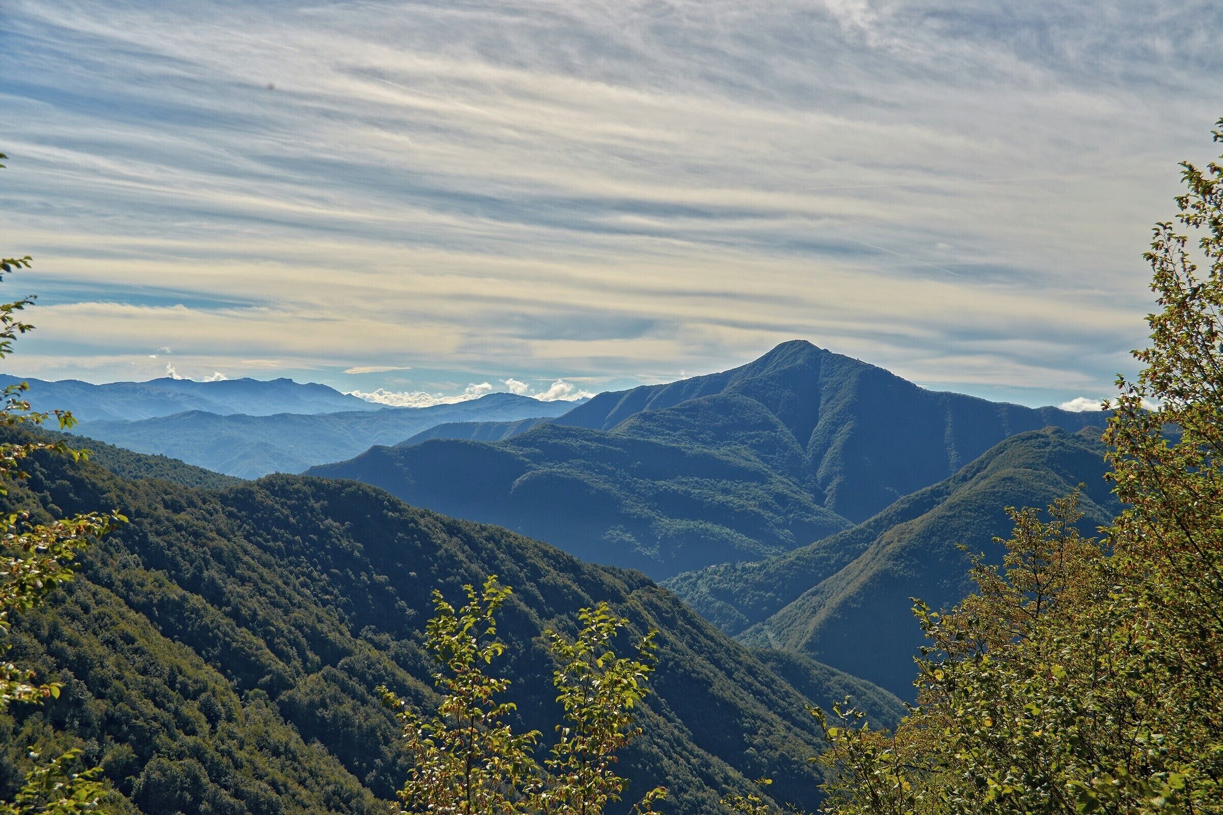 Alfeo Diciassette settembre 2016: si intravede il Penna (sullo sfondo, giusto appena a sinistra dell'Alfeo) e quella a sinistra è la catena del Maggiorasca.