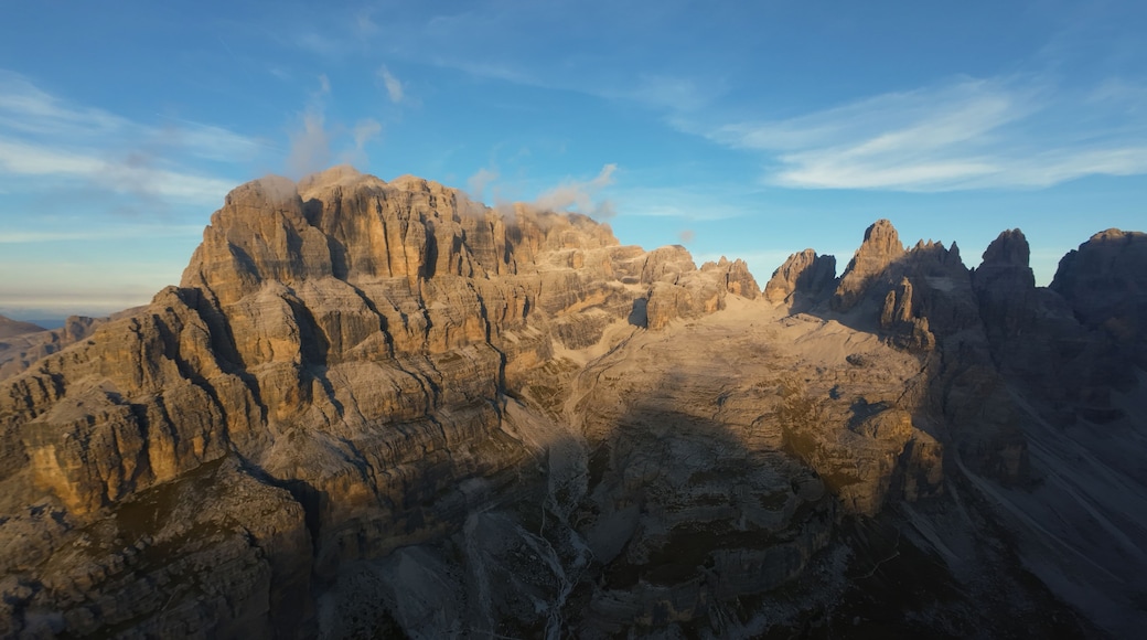Una cordillera accidentada con picos escarpados y valles profundos.