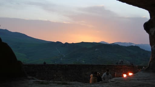 Tramonto da un antro del Castello