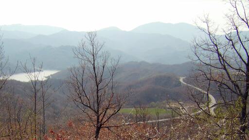 Il lago del Salto e la superstrada Rieti-Torano (strada statale 578), di cui si scorge lo svincolo di Pagliara, fotografati dalla strada provinciale 22 all'altezza di Mercato, frazione di Fiamignano (provincia di Rieti, Lazio).