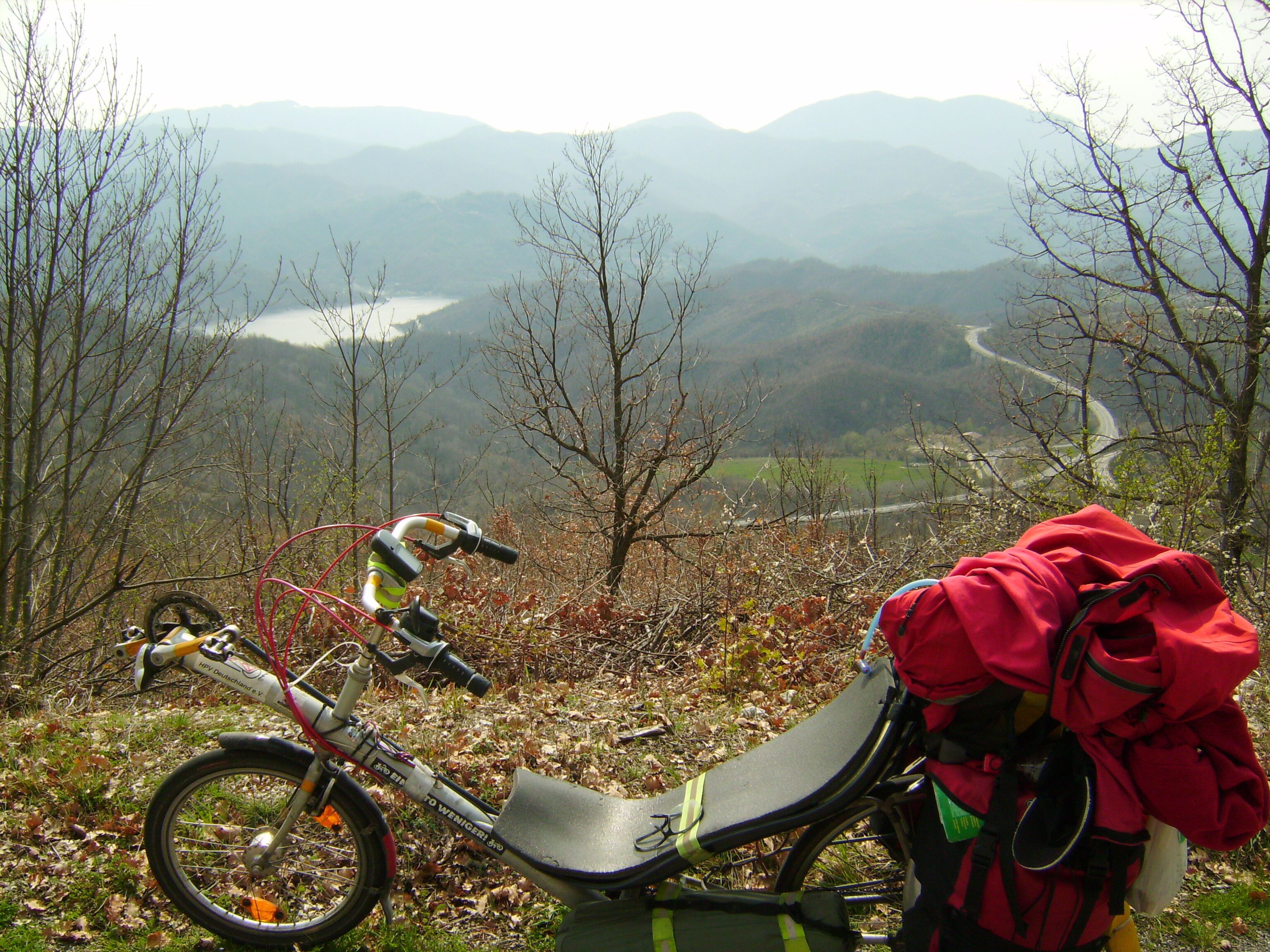 La valle del Salto fotografata dalla strada provinciale 22 nei pressi di Mercato, frazione di Fiamignano (provincia di Rieti, Lazio). Nella vallata si scorgono il Lago del Salto e la superstrada Rieti-Torano (strada statale 578).