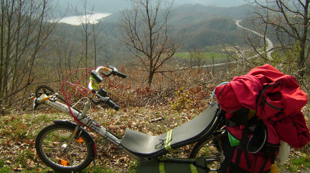 La valle del Salto fotografata dalla strada provinciale 22 nei pressi di Mercato, frazione di Fiamignano (provincia di Rieti, Lazio). Nella vallata si scorgono il Lago del Salto e la superstrada Rieti-Torano (strada statale 578).