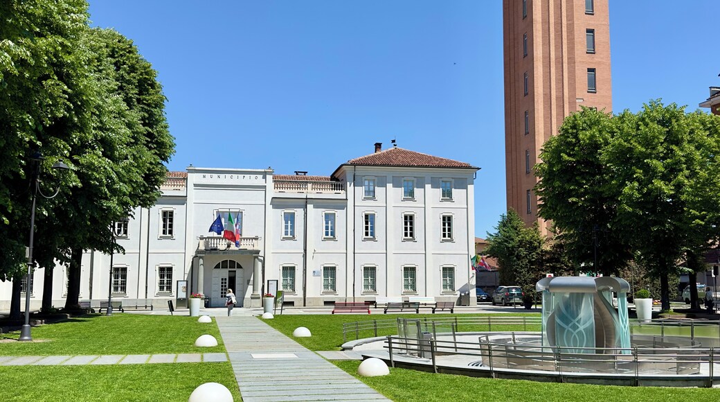 Sulla destra la torre dell'orologio, sulla sinistra scorcio di municipio