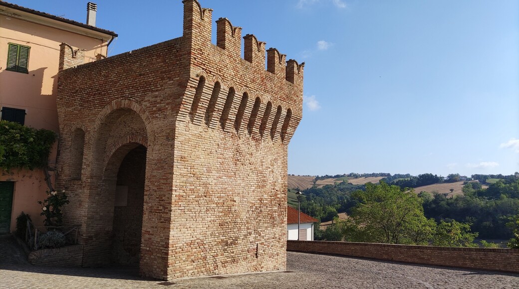 Torre Malatestiana del XV secolo a Castel Colonna di Trecastelli nelle Marche