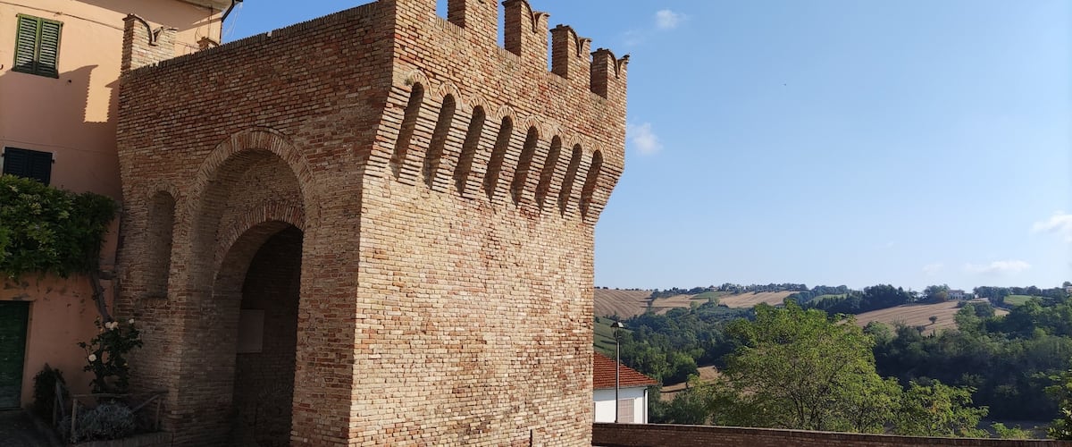 Torre Malatestiana del XV secolo a Castel Colonna di Trecastelli nelle Marche