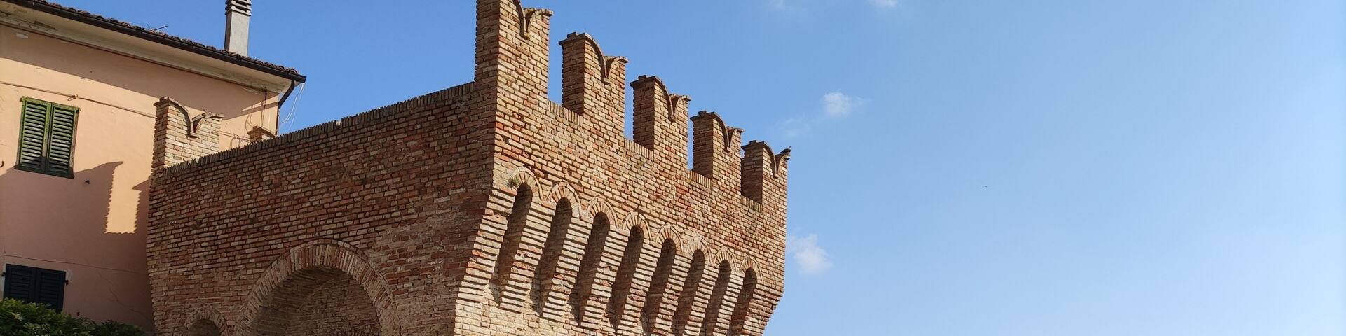 Torre Malatestiana del XV secolo a Castel Colonna di Trecastelli nelle Marche