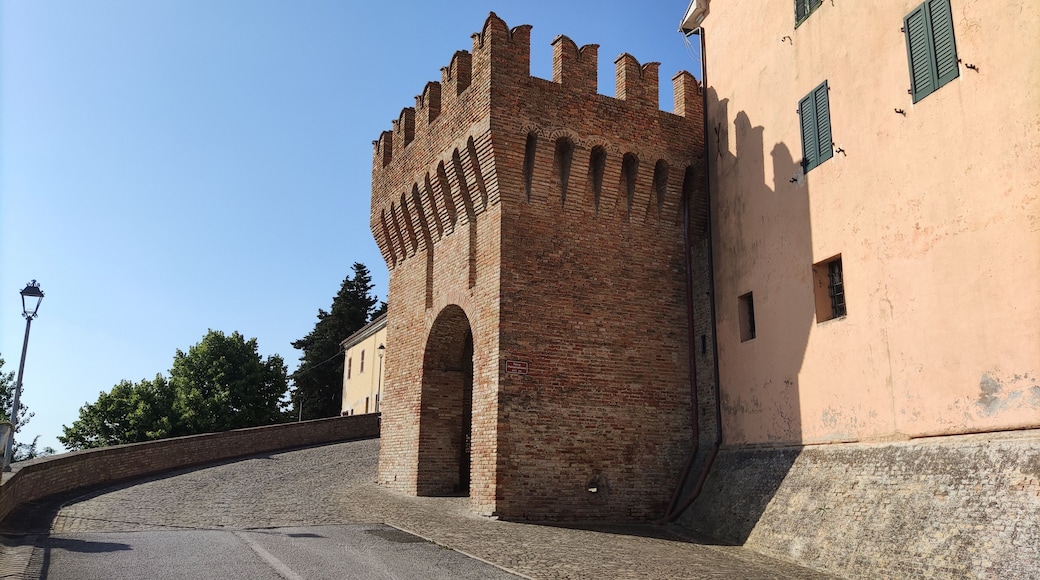 Torre Malatestiana del XV secolo a Castel Colonna di Trecastelli nelle Marche