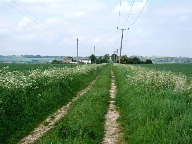Farm road to Limes Farm Limes farm from half way down the road.