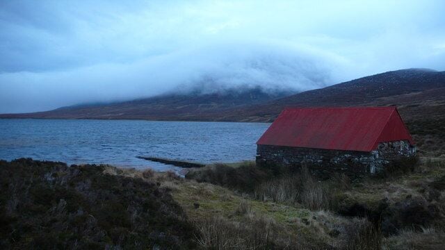 Boat house on Loch Coire nam Mang This locked boat shed is situated in a dramatic location below the slopes of Ben Griam Mor.