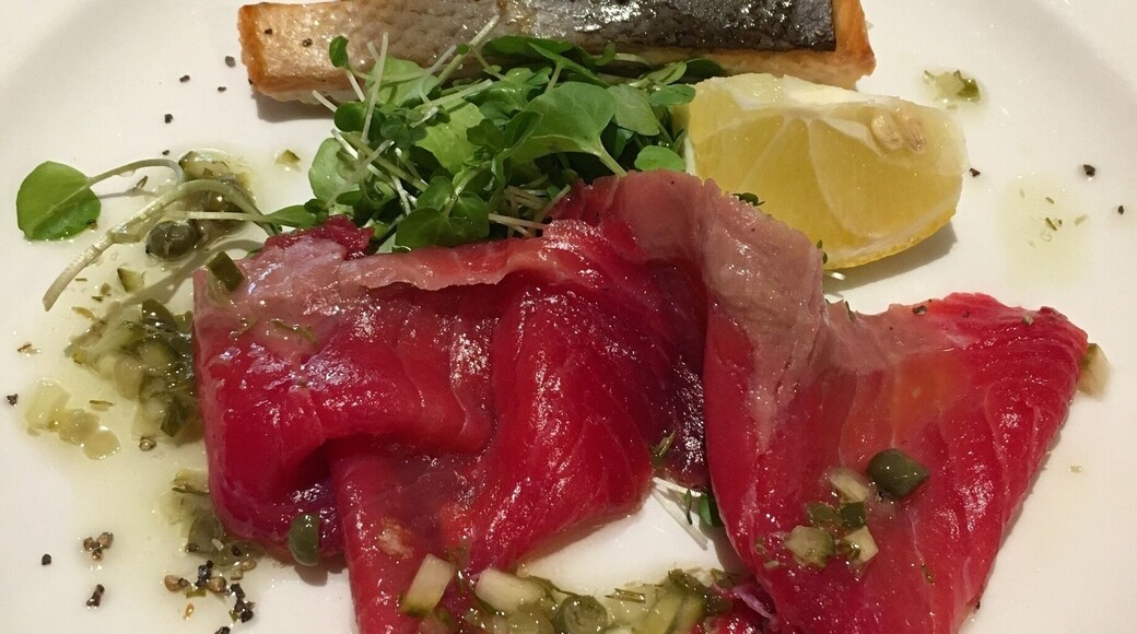 Just perfect! A great pub, a superb Sauvignon Blanc and a 'Duo of Salmon' #FoodieFinds