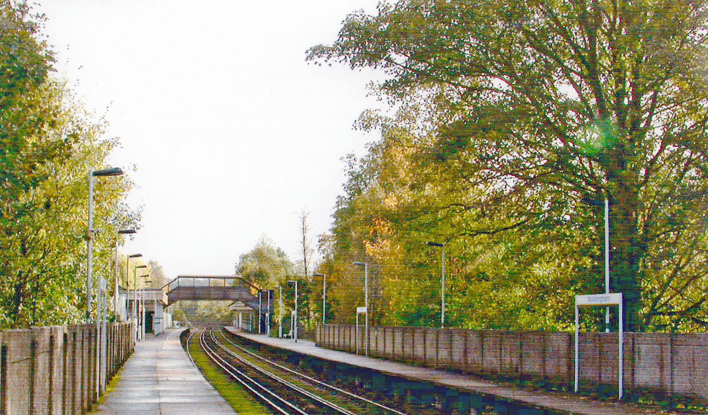 Woldingham Station. View SE, towards Oxted and East Grinstead/Uckfield: ex-LB&SCR&SE&CR (Croydon & Oxted) line, London (Victoria/London Bridge) - East Croydon - Oxted (LB&SCR - Tunbridge Wells West/East Grinstead - Brighton/Eastbourne), services running since the 1960s only to East Grinstead/Uckfield.