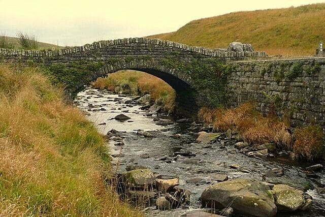 Pont Luest-wen The bridge takes various paths across the headwaters of Afon Rhondda Fach downstream of the Lluest-wen Reservoir. In places the road following the north-west bank has had a retaining wall built next to the river.