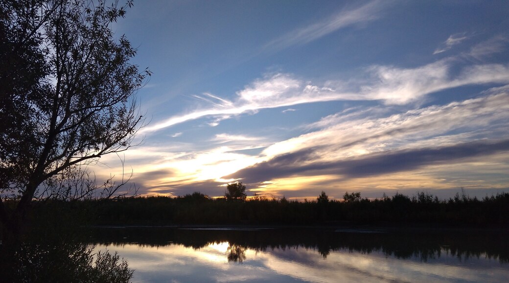 Dikes, dams and artificial lakes area, Colonia 25 de Mayo rises to the southwest of the province of La Pampa, displaying its miscellany of natural aridity and produced fertility. A corner of La Pampa in which tourism has intruded taking advantage of the river resource.
25 de Mayo is located almost on the provincial limit, near Río Negro, and practically isolated from the rest of the populations of La Pampa. What increases attractiveness by causing curiosity about the unknown.