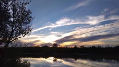 Dikes, dams and artificial lakes area, Colonia 25 de Mayo rises to the southwest of the province of La Pampa, displaying its miscellany of natural aridity and produced fertility. A corner of La Pampa in which tourism has intruded taking advantage of the river resource.
25 de Mayo is located almost on the provincial limit, near Río Negro, and practically isolated from the rest of the populations of La Pampa. What increases attractiveness by causing curiosity about the unknown.