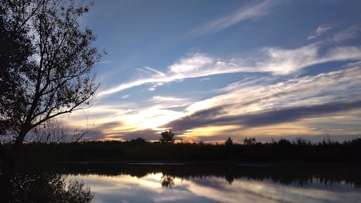 Dikes, dams and artificial lakes area, Colonia 25 de Mayo rises to the southwest of the province of La Pampa, displaying its miscellany of natural aridity and produced fertility. A corner of La Pampa in which tourism has intruded taking advantage of the river resource.
25 de Mayo is located almost on the provincial limit, near Río Negro, and practically isolated from the rest of the populations of La Pampa. What increases attractiveness by causing curiosity about the unknown.